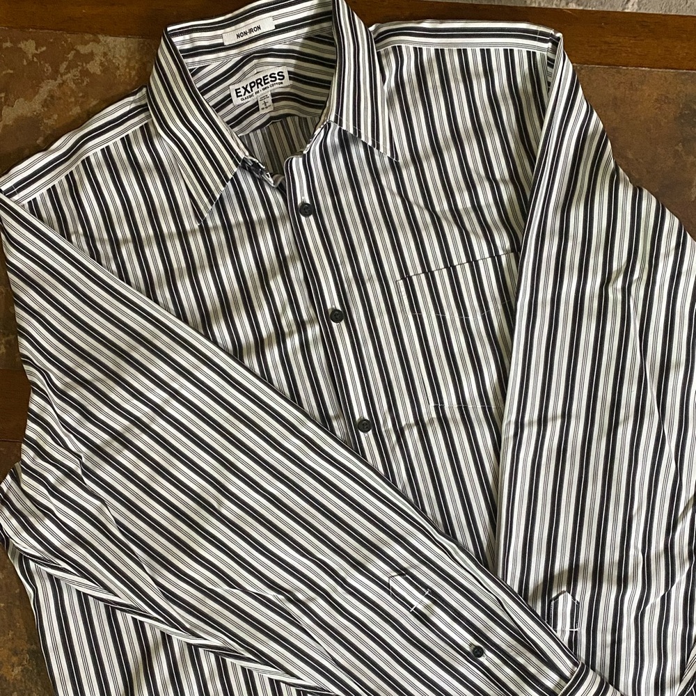 Men’s Express Classic Fit Button Down Shirt, Large